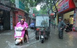 Nằm sát sông Tô Lịch nhưng mưa 1 tiếng, đường Bùi Xương Trạch ngập sâu 3 tiếng